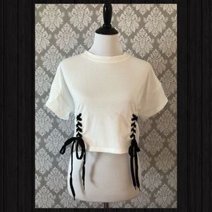 💥CLEARANCES💥Double Grommet Lace Up Hem Tee💥